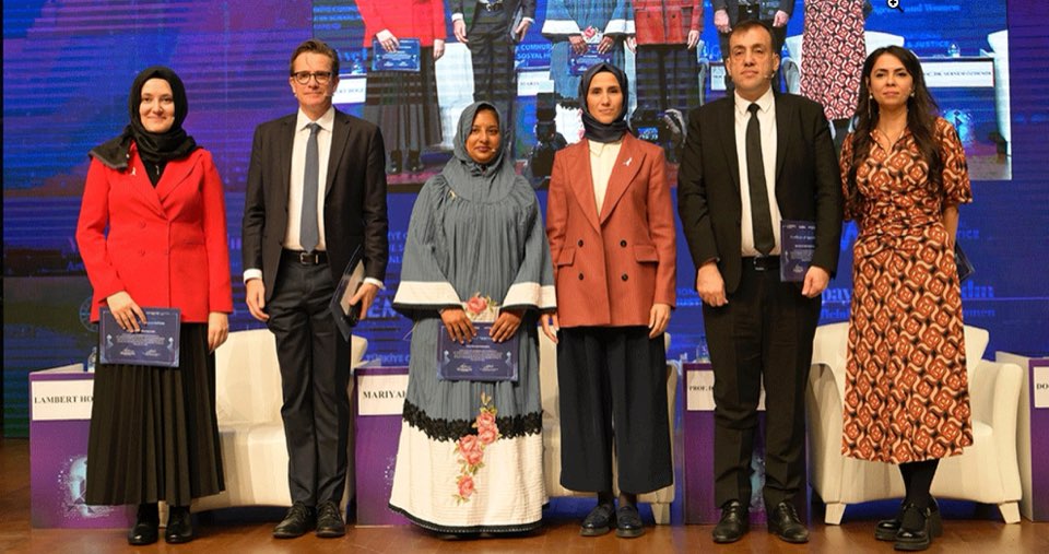 Mariyah Saifuddin with other conference panel members.